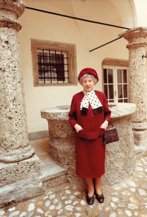 Frau Maria Geipel-Trakl am Tag der Eröffnung, 1973