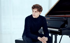 Jan Lisiecki © Christoph Koestlin Deutsche Grammophon | © Jan Lisiecki © Christoph Koestlin Deutsche Grammophon Jan Lisiecki © Christoph Koestlin Deutsche Grammophon | © Jan Lisiecki © Christoph Koestlin Deutsche Grammophon