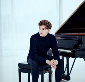 Jan Lisiecki © Christoph Koestlin Deutsche Grammophon | © Jan Lisiecki © Christoph Koestlin Deutsche Grammophon Jan Lisiecki © Christoph Koestlin Deutsche Grammophon | © Jan Lisiecki © Christoph Koestlin Deutsche Grammophon