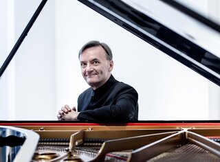 Stephen Hough - 4 © Sim Canetty-Clarke | © © Sim Canetty-Clarke Stephen Hough - 4 © Sim Canetty-Clarke | © © Sim Canetty-Clarke