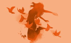 Silhouette eines jungen Mädchens mit Tauben | © Shutterstock/HstrongART