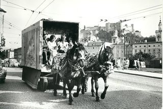 Salzburger Straßentheater Wagen in der Altstadt, 1970 (Peter Ertelt, Helly Servi, Elfriede Ott und Fritz Grieb) © SKV, Foto Madner Salzburger Straßentheater Wagen in der Altstadt, 1970 (Peter Ertelt, Helly Servi, Elfriede Ott und Fritz Grieb) © SKV, Foto Madner